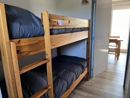 quelques lits superposés dans une chambre dans l'établissement Résidence Balcons Du Soleil 1 - ST4pers BALCONS DU SOLEIL 43 - Peyresourde MAE-9984, à Germ