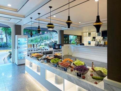 um bufê em um restaurante com muita comida em Chanalai Flora Resort, Kata Beach em Kata Beach
