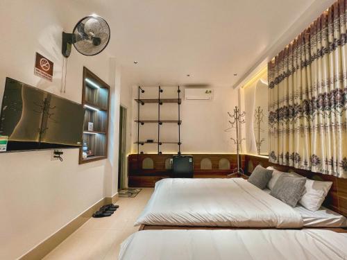a bedroom with a large bed in a room at Chi's House Cao Bang in Hoàng Ngà