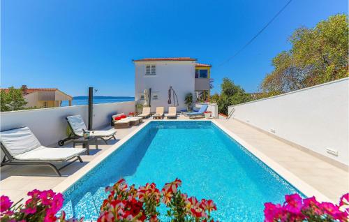 Lovely Apartment In Okrug Gornji