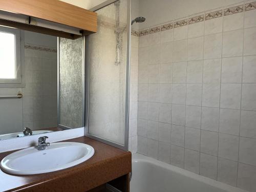 une salle de bain avec un lavabo blanc et une douche dans l'établissement Résidence Balcons Du Soleil 1 - ST4pers BALCONS DU SOLEIL 43 - Peyresourde MAE-9984, à Germ