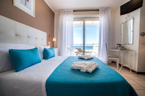 Postel nebo postele na pokoji v ubytování Hotel Soraya - Spiaggia Sawasdee with Beach & Parking