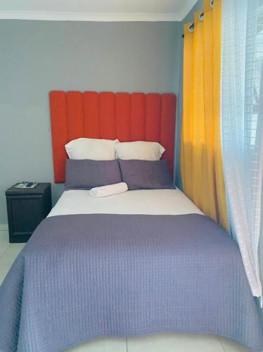 Postel nebo postele na pokoji v ubytování Ikhaya Guesthouse