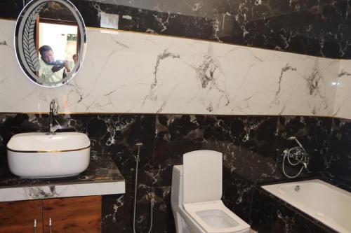 Koupelna v ubytování SK Grand Private Pool Villa Mahabalipuram by Royal Experiences