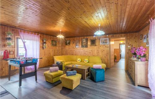 Oprtaljにある3 Bedroom Awesome Apartment In Oprtaljのソファとテーブルのあるリビングルーム