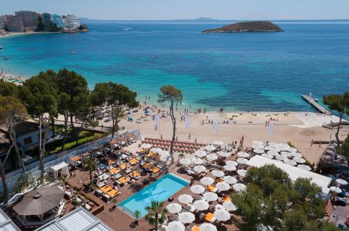 an aerial view of a beach with umbrellas and a swimming pool at Meliá South Beach in Magaluf