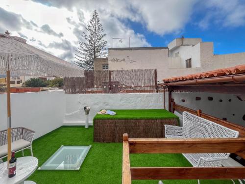 a patio with green grass on a roof at Casa Libelvik en pleno centro Galdar con Terraza in Gáldar