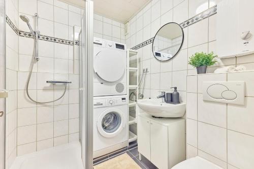 a bathroom with a washing machine and a sink at NEW-Rosalia-Stilvoll wohnen, zentral erleben in Kaiserslautern