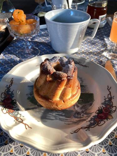 une pâtisserie assise sur une assiette sur une table dans l'établissement Aux Gîtes de l'Étang - Thannenkirch Bergheim, à Thannenkirch