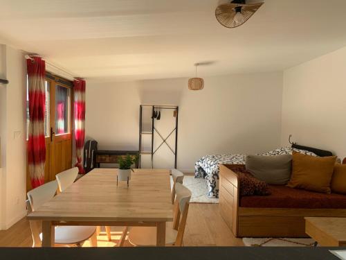 un salon avec un canapé et une table dans l'établissement Grand Studio, à Romainville