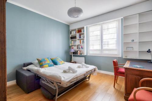 une chambre avec un lit, un bureau et une fenêtre dans l'établissement Centre ville de Nantes, appartement spacieux pour 4, à Nantes