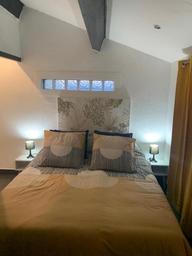 une chambre avec un grand lit avec deux lampes dans l'établissement Maisonnette très cosy au calme, à Aubagne