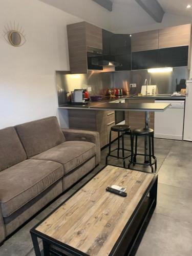 un salon avec un canapé et une table dans l'établissement Maisonnette très cosy au calme, à Aubagne