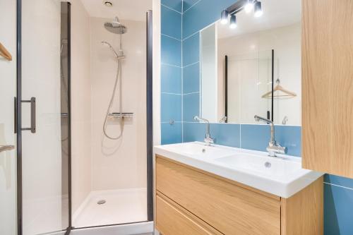 une salle de bain avec un lavabo et une douche dans l'établissement Centre ville de Nantes, appartement spacieux pour 4, à Nantes