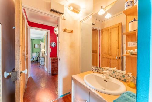 a bathroom with a sink and a mirror at Appart face au Palais des Papes in Avignon