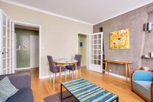 un salon avec une table et des chaises dans l'établissement Centre ville de Nantes, appartement spacieux pour 4, à Nantes