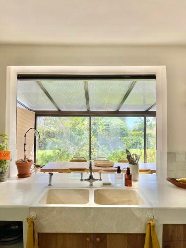 une cuisine avec une fenêtre au-dessus d'un évier dans l'établissement Villa Bopénian - 400m plage & centre-ville Bandol, à Bandol