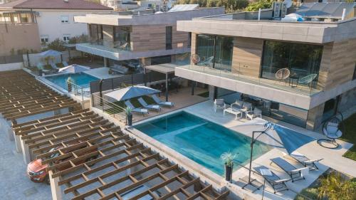 Piscina de la sau aproape de Luxury Villa Pearl 2 with infinity pool