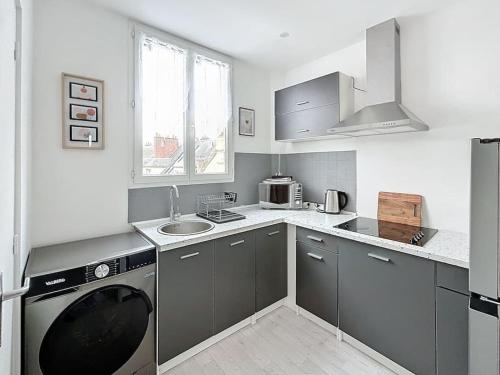 Il comprend une petite cuisine équipée d'un évier et d'un lave-vaisselle. dans l'établissement Le Emmanuel - Place du change, à Compiègne