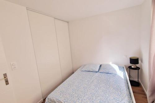 une petite chambre avec un lit dans une pièce dans l'établissement Maison Castres Gironde proche Bordeaux, à Castres-Gironde