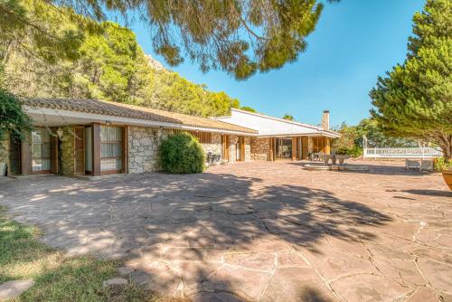 a building with a tree in front of it at Villa Montgrau in Llano de Gorra