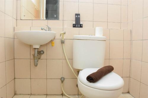 Ένα μπάνιο στο Comfort and Simply 2BR at Pakubuwono Terrace Apartment By Travelio