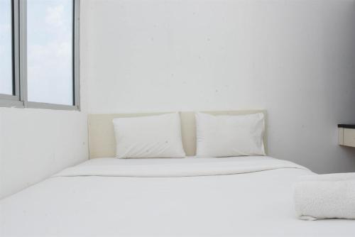 Ένα ή περισσότερα κρεβάτια σε δωμάτιο στο Comfort and Simply 2BR at Pakubuwono Terrace Apartment By Travelio