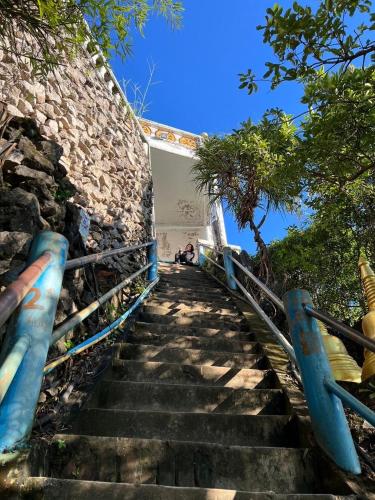 a set of stairs leading up to a building at โรงแรมตะวันไท in Ban Krabi Yai