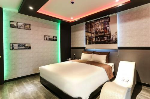Postel nebo postele na pokoji v ubytování Moira Hotel