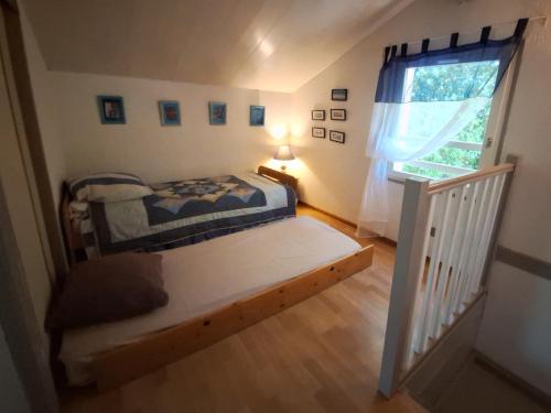 une petite chambre avec un lit et une fenêtre dans l'établissement Détente et Nature Maisonnette Conviviale pour 6 Personnes dans un Village de vacances, à Gujan-Mestras