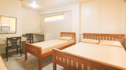 Katil atau katil-katil dalam bilik di Kababayan Pensione House by RedDoorz