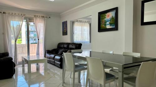 - une salle à manger avec une table et un canapé en cuir dans l'établissement Appartement 3 pièces - Proche Centre Cannes, à Cannes