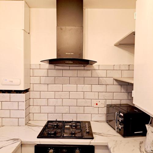 a kitchen with a stove top oven in a kitchen at 2 Bedroom House in Leeds - Sleeps 5 WiFi Parking in Leeds