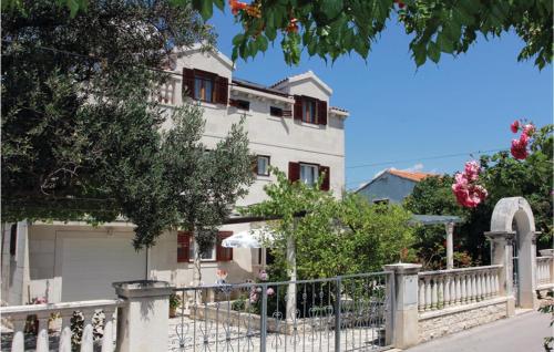 Three-Bedroom Apartment In Supetar