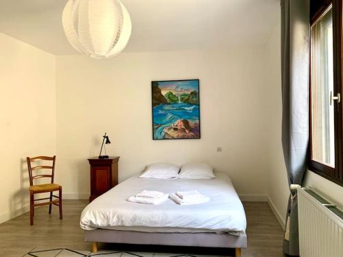 une chambre avec un lit avec deux serviettes dessus dans l'établissement Maison de village avec extérieur, à Anse