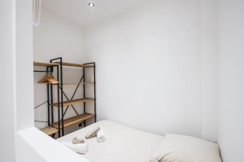 une chambre avec un canapé blanc et une étagère dans l'établissement Margot, à Beausoleil