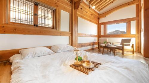 Postel nebo postele na pokoji v ubytování Gyeongju Hanokstay Darak