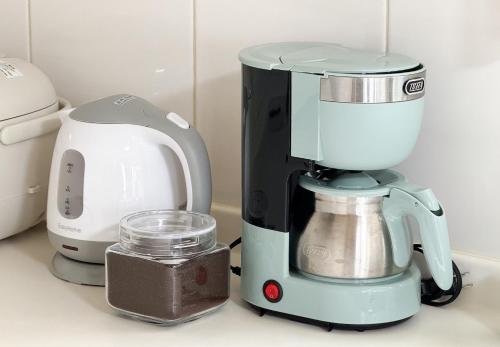 a mixer sitting on a counter next to a blender at 上北沢戸建て in Tokyo
