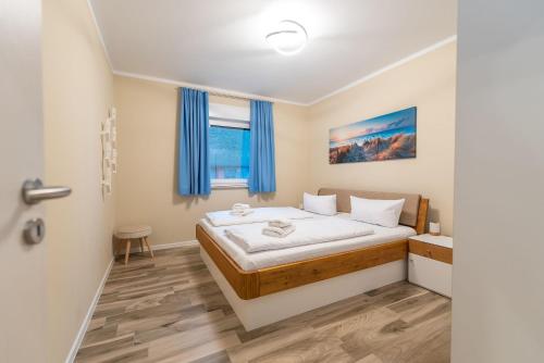 a bedroom with a bed in a room at Ferienhaus Seeadler in Kamminke