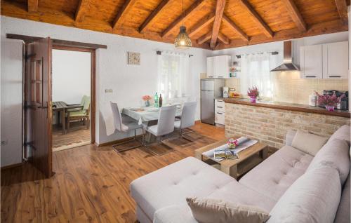 ein Wohnzimmer mit Couch und Tisch und eine Küche in der Unterkunft One-Bedroom Holiday Home In Svlovrec in Rajki