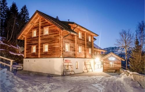 una casa de madera con dos taburetes delante en Charmante Berghuette, en Pruggern