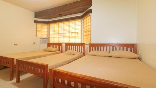 Katil atau katil-katil dalam bilik di Kababayan Pensione House by RedDoorz