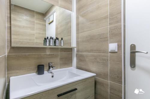 une salle de bain avec un lavabo et une douche dans l'établissement MBA - Lecourbe Splendide Appartement, à Paris