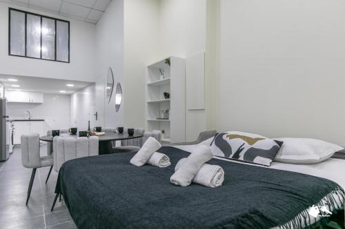 une chambre avec un grand lit avec des oreillers dessus dans l'établissement MBA - Lecourbe Splendide Appartement, à Paris