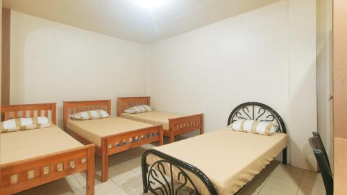 Katil atau katil-katil dalam bilik di Kababayan Pensione House by RedDoorz