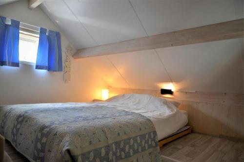 Ένα ή περισσότερα κρεβάτια σε δωμάτιο στο Vakantiehuis Merel