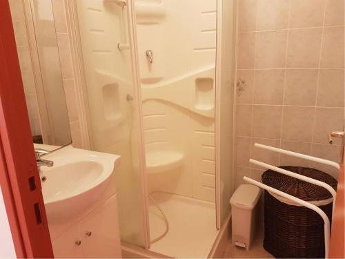 une salle de bain avec douche et lavabo dans l'établissement Superbe villa de plain pied avec grand jardin - 6RADI8, à Saint Cyprien Plage
