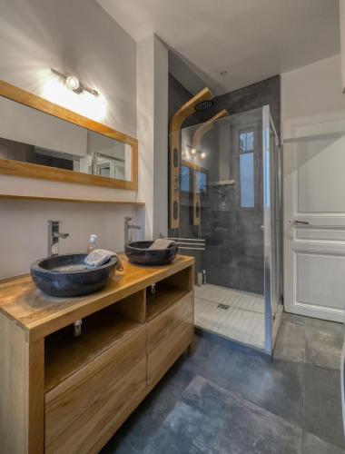 La salle de bains est pourvue de 2 lavabos et d'une douche. dans l'établissement Luxury Place near Champs Elysees, à Paris