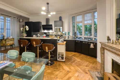 - une cuisine avec une table en verre et des chaises dans l'établissement Luxury Place near Champs Elysees, à Paris