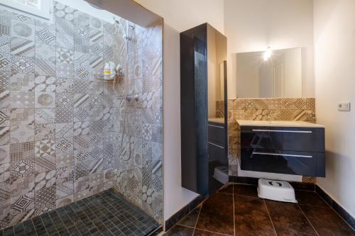 une salle de bain avec douche et lavabo dans l'établissement Propriété Muraccioli 2 - Maison avec piscine vue mer, à Beausoleil